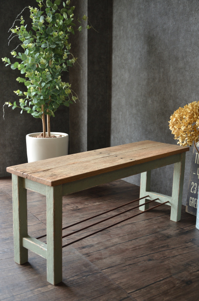 シャビーな古材板の棚