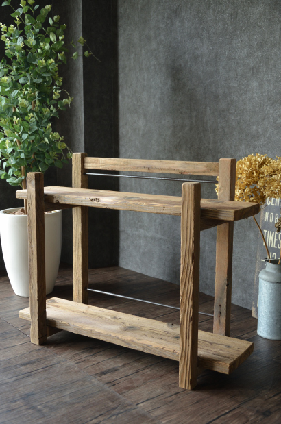 シャビーな流木の棚