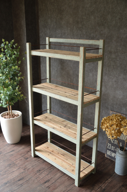 シャビーな古材板の棚