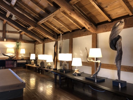 流木アート 個展の様子